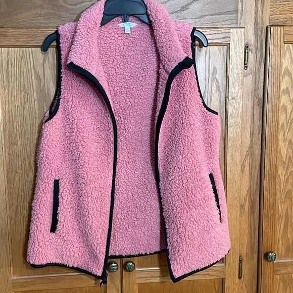 Time & Tru pink fuzzy vest trimmed in black - Picture 3 of 3